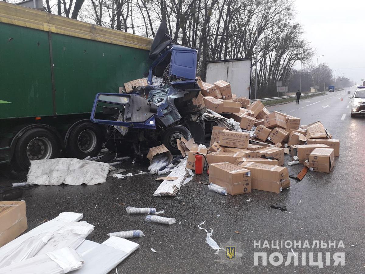 Фатальна ДТП на трасі "Київ-Чоп": водій фури влетів у вантажівку на узбіччі, є загиблі (ФОТО)
