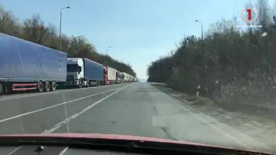 На Закарпатті черга з вантажівок до кордону з Угорщиною сягнула майже 9 кілометрів