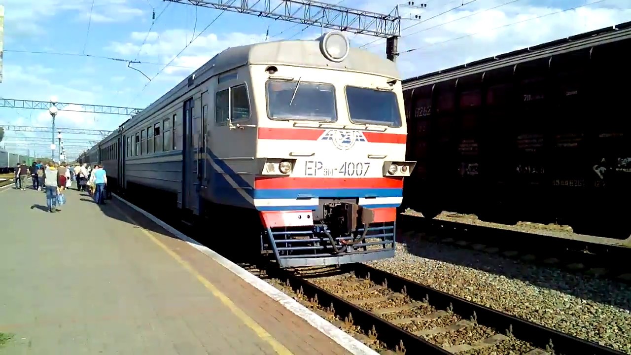 Їздити українськими потягами стає небезпечно? Невідомий пограбував та зґвалтував 14-річну дівчину просто у вагоні