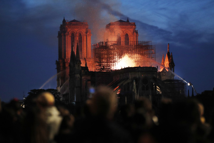 Що зіграло вирішальну роль у приборканні пожежі у Соборі Паризької Богоматері? Нові подробиці події