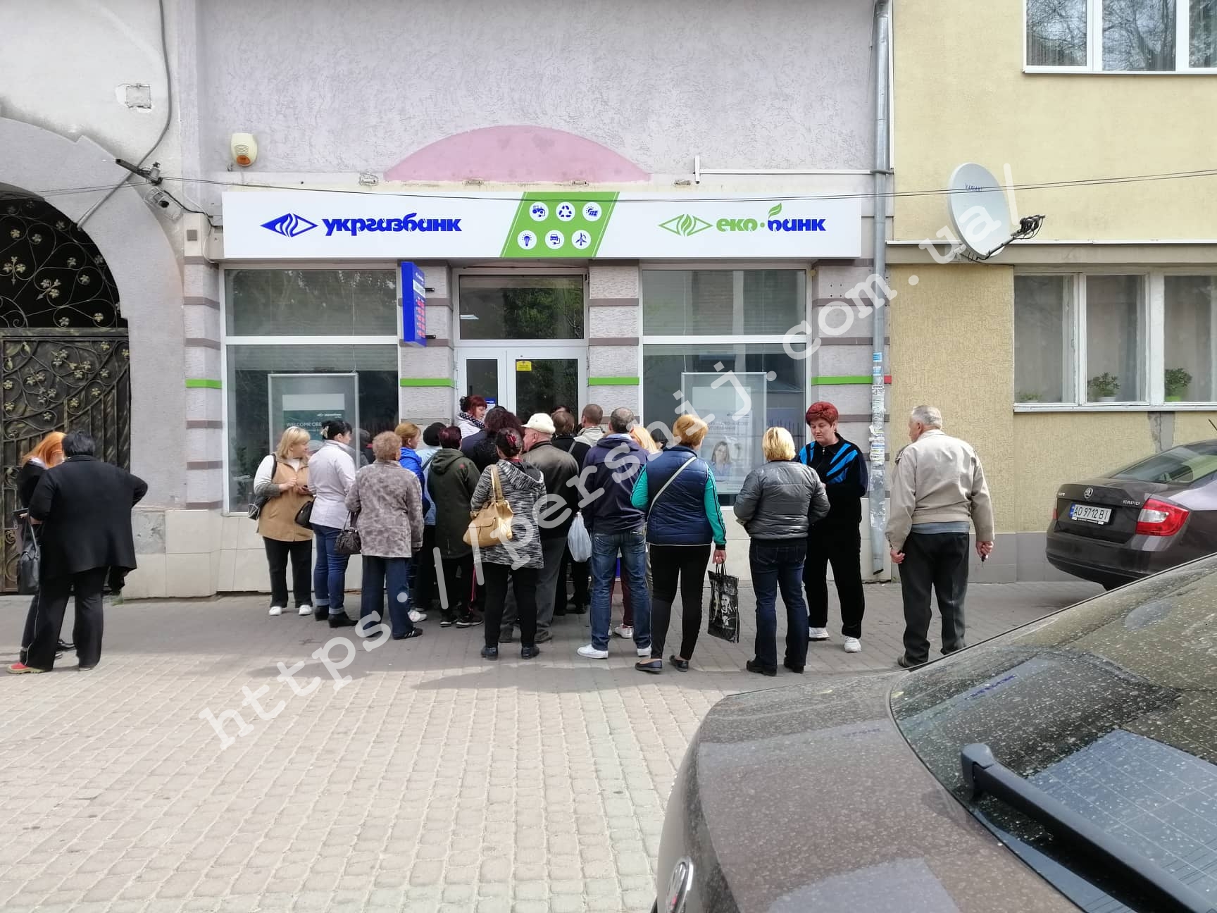 Натовп під банком: як члени ДВК 69 виборчого округу отримують зарплату у Мукачеві (ФОТО,ВІДЕО)