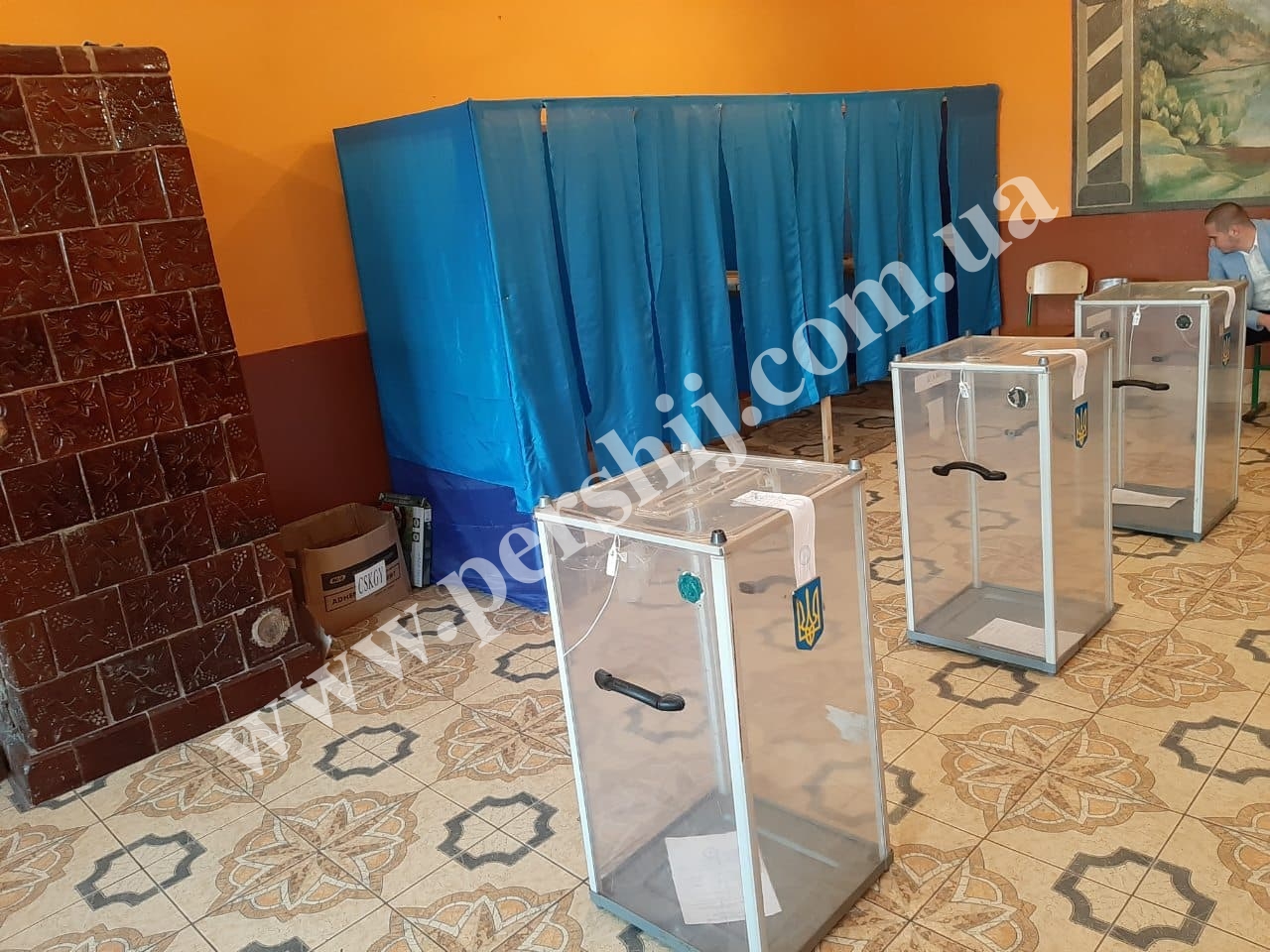 Вибори 2019: на Закарпатті відкрилися виборчі дільниці (ФОТО)