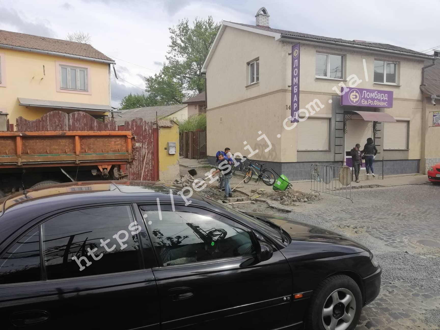До уваги жителів Мукачева: рух центром міста ускладнено (ФОТО)