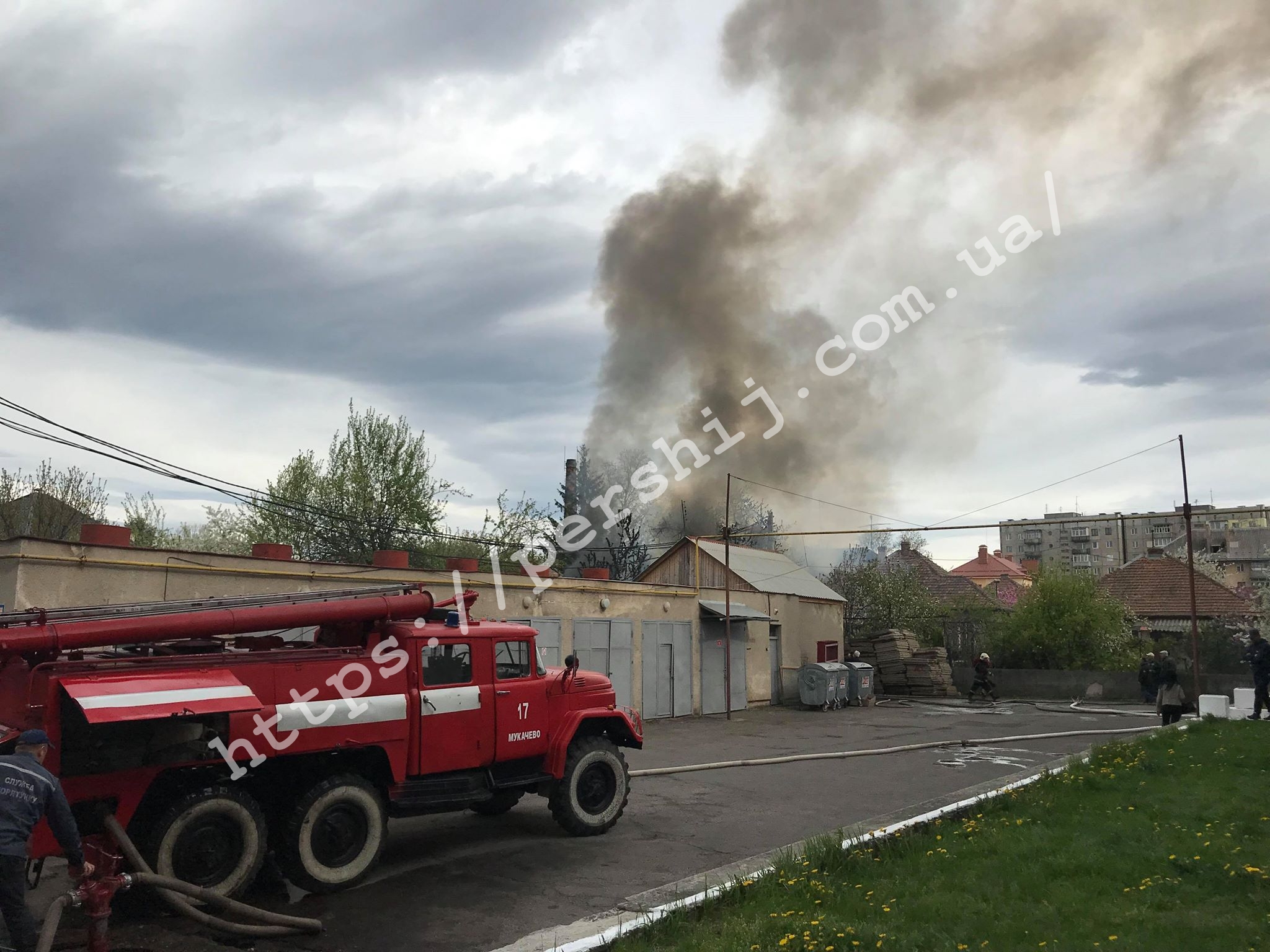 У Мукачеві пожежа: в мікрорайоні Росвигово вирує вогонь (ФОТО, ВІДЕО)
