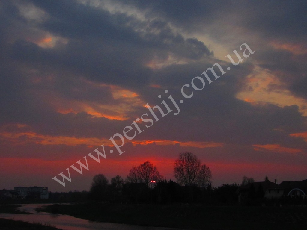 Сонце смайликом та сіро-пурпурне небо: у Мукачеві споглядали чаруючий захід сонця (ФОТО)