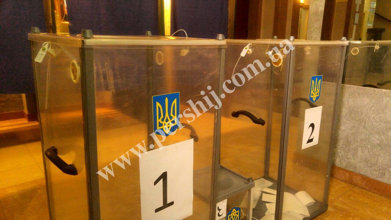 Ужгородці зранку голосують (ФОТО)