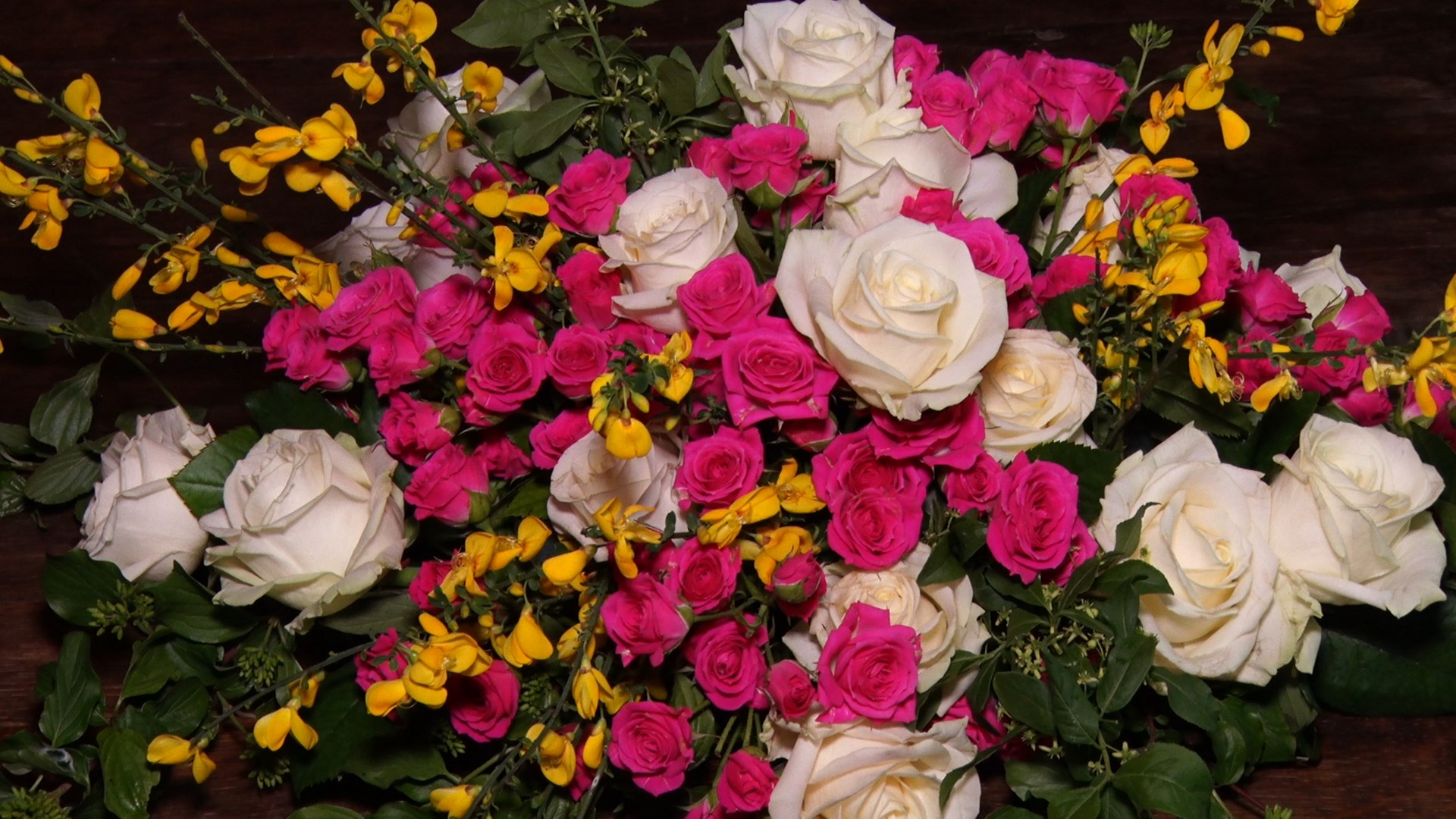 У Чинадіївському замку на Закарпатті представили 17 тис троянд на фестивалі флористики (ВІДЕО)