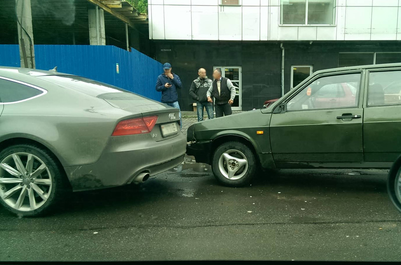 ДТП в Ужгороді: рух містом ускладнено через аварію (ФОТО)