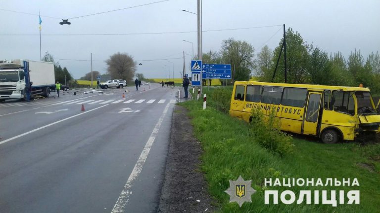 Смертельна ДТП: шкільний автобус врізався у вантажівку (ФОТО)