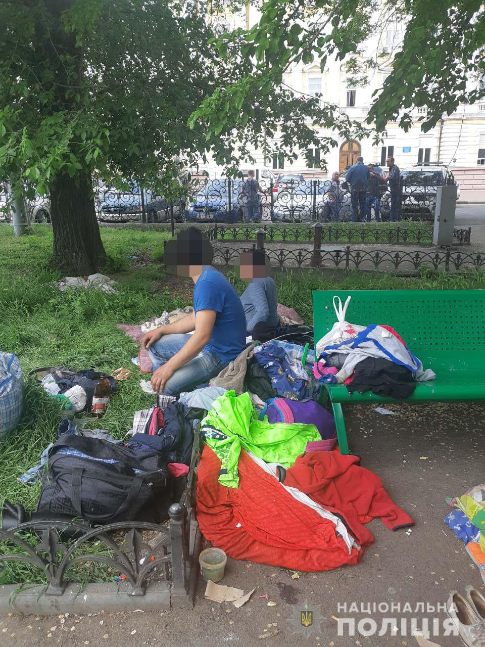 В Одесі багатодітна родина із Закарпаття оселилася у парку просто неба (ВІДЕО, ФОТО)