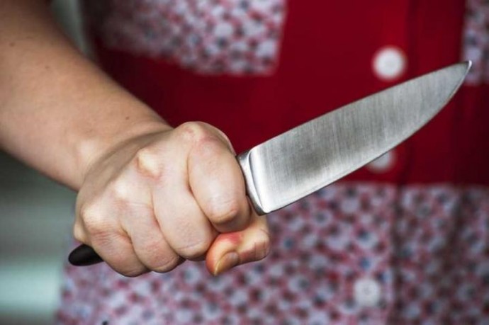 У ході суперечки жінка вдарила чоловіка кухонним ножем: постраждалий звернувся в лікарню