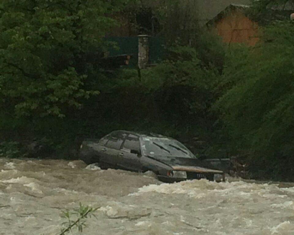 Чергова "мокра" ДТП: на Рахівщині автівка з водієм злетіла у річку (ФОТО)