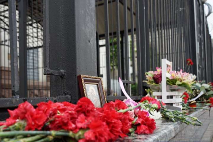 Авіакатастрофа у Шереметьєво: українці приносять квіти під посольство РФ (ФОТО)