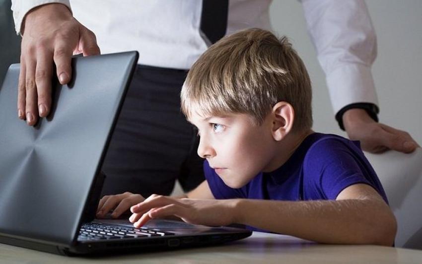 Закарпатців просять взяти участь у безкоштовному вебінарі «Уважні батьки: як запобігати звабленню дітей онлайн»