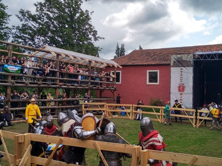 Лицарські бої, кінні виступи, лучники: фестиваль “Срібний татош” стартував на Мукачівщині