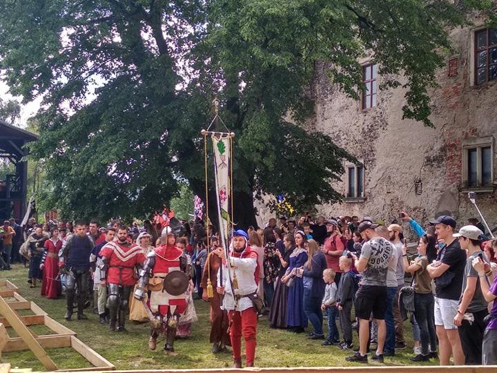 Лицарські бої, кінні виступи, лучники: фестиваль "Срібний татош" стартував на Мукачівщині