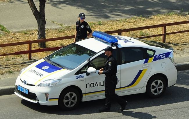 На Рахівщині автомобіль поліцейських закидали камінням