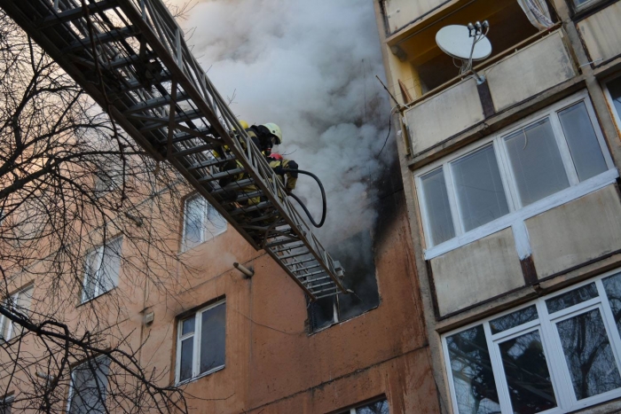 Пожежа в Ужгороді: рятувальники боролися з вогнем у квартирі
