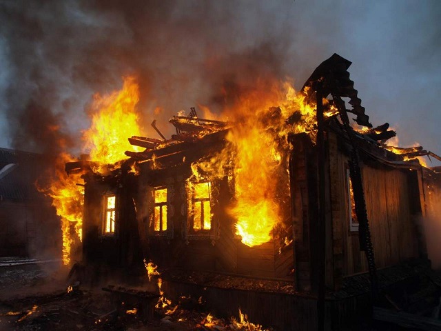 Вогнем знищено покрівлю та домашнє майно: в ночі на Хустщині горів будинок