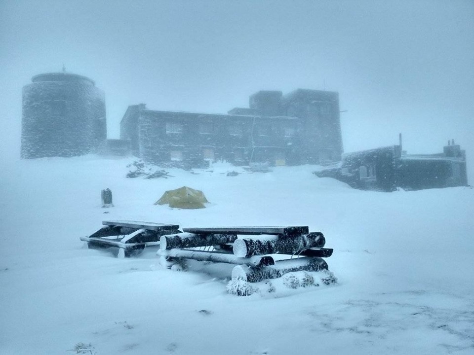 Високогір'я Карпат знову замело снігом (ФОТО)