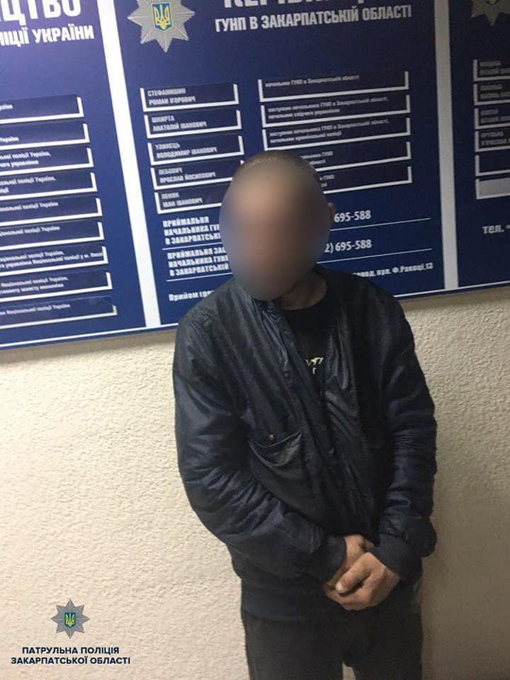 Ужгородські поліцейські затримали підозрілого чоловіка з речами, походження яких він пояснити не зміг (ФОТО)