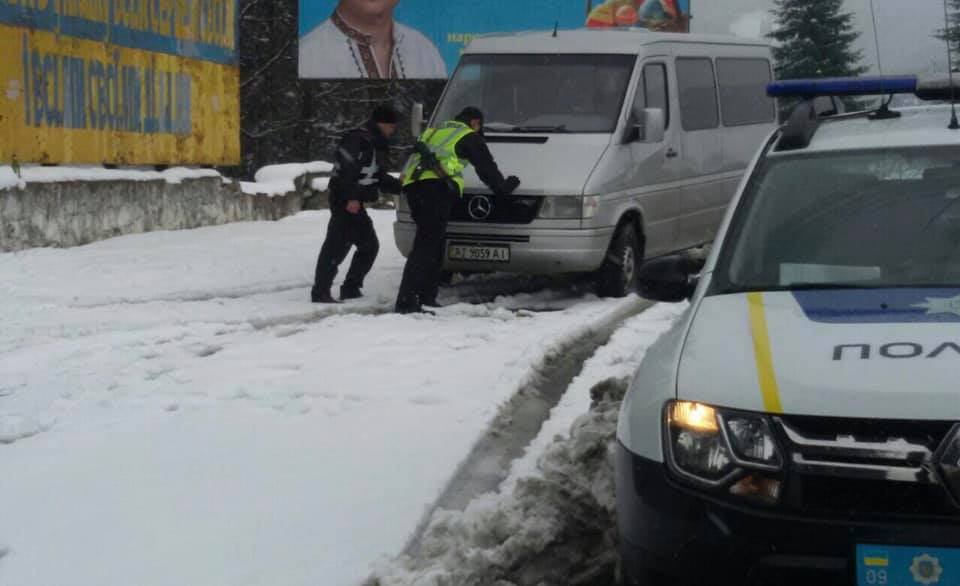 Зима не здає позиції: в Карпатах патрульні рятували застряглі в снігу автівки (ФОТО)