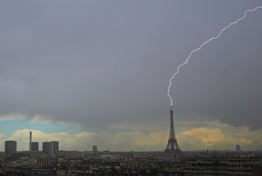 Франції не щастить: в Ейфелеву вежу вдарила блискавка