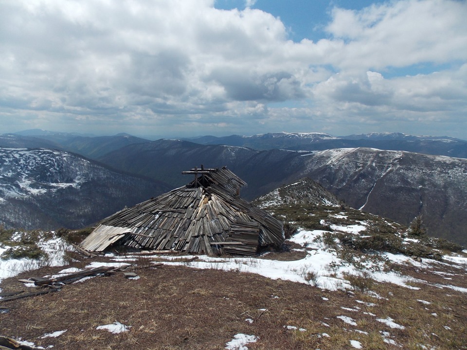 Дивовижні Карпати: старовинна колиба на висоті 1600 метрів (ФОТО)