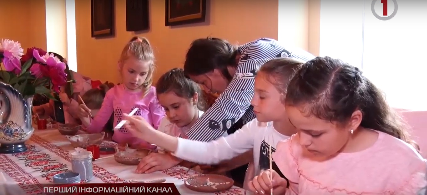 Народне ремесло яке може стати бізнесом: на Виноградівщині дітлахи вивчали гончарне ремесло (ВІДЕО)