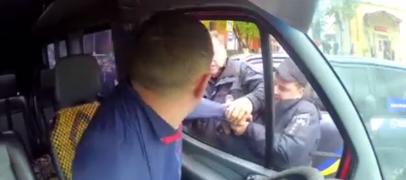 В Міжгір’ї поліцейські намагались силою витягти водія з автобуса В Міжгір’ї поліцейські намагались силою витягти водія з автобуса