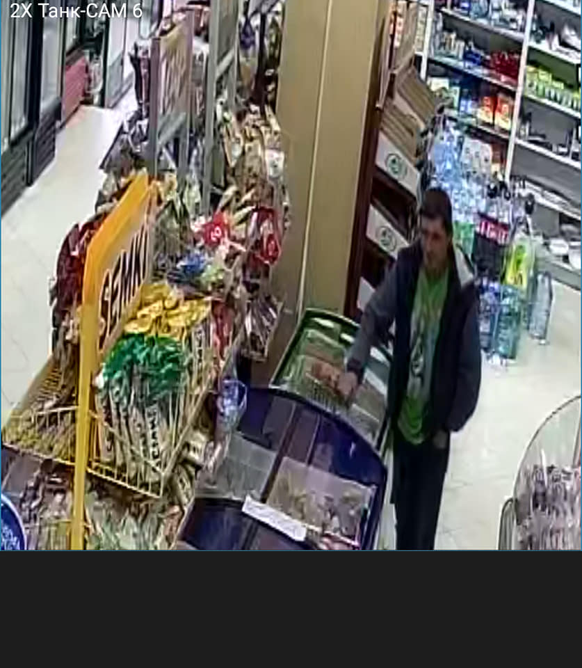 В Мукачеві камери відеоспостереження зафіксували крадіжку в магазині (фото)