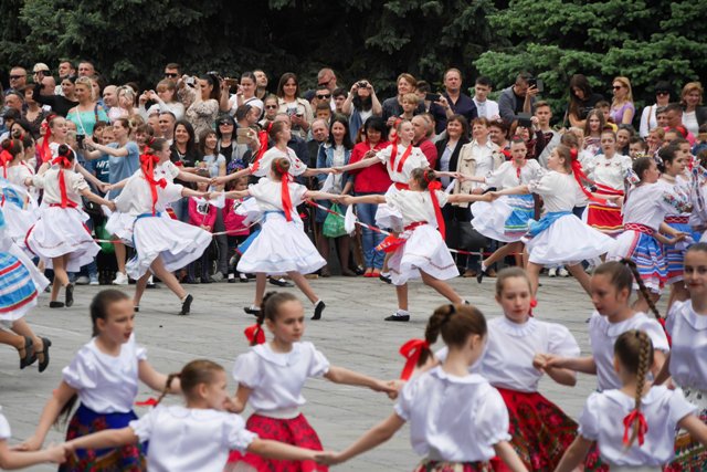 В Ужгороді танцювали масштабно: понад 200 осіб виконали композицію «Карічка» (ФОТО)