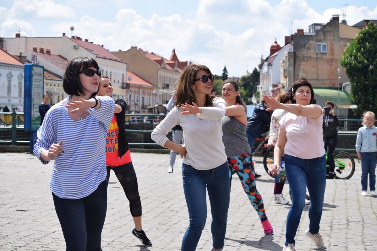 Зумба: танцювальний флеш-моб відбувся в Ужгороді просто неба (ФОТО)