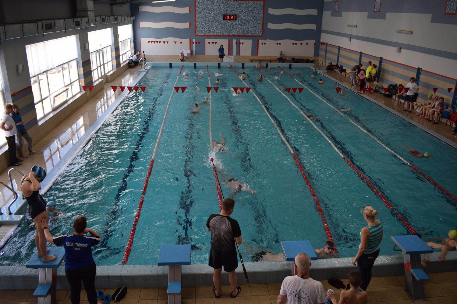 Особливі спортсмени змагалися на чемпіонаті з плавання в Ужгороді (ФОТО)