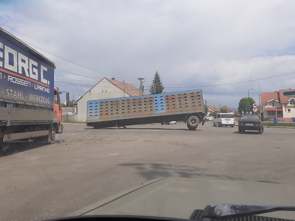 Дороги у Мукачеві не кожному під силу - рух містом ускладнено через загублений вантажівкою причіп (ФОТО)