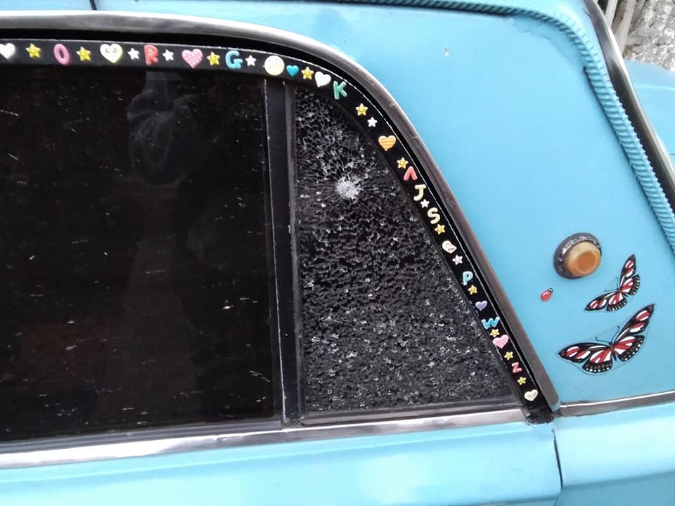 На Закарпатті, у місті Рахів обстріляли автівку - соцмережі (фото)