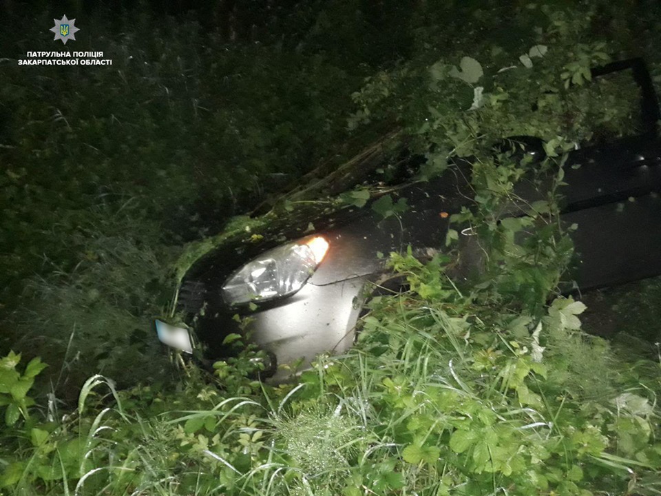 Перегони нетверезого водія з патрульними на Мукачівщині закінчилися неблагополучно (ФОТО)