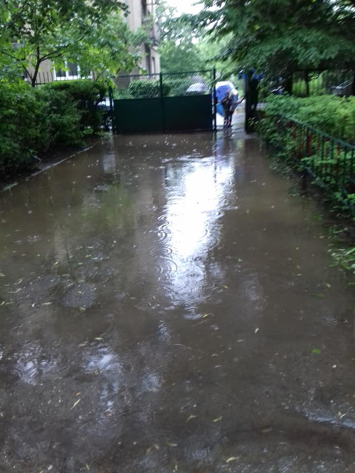 В Мукачеві затопило подвір'я дитячого садочку (ФОТО)