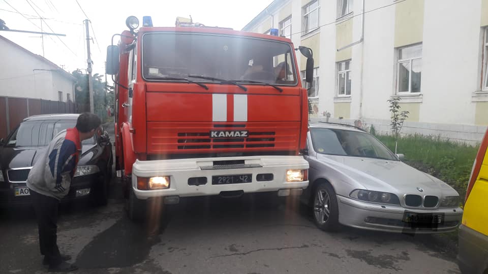У Виноградові горе-водії заблокували рух пожежникам