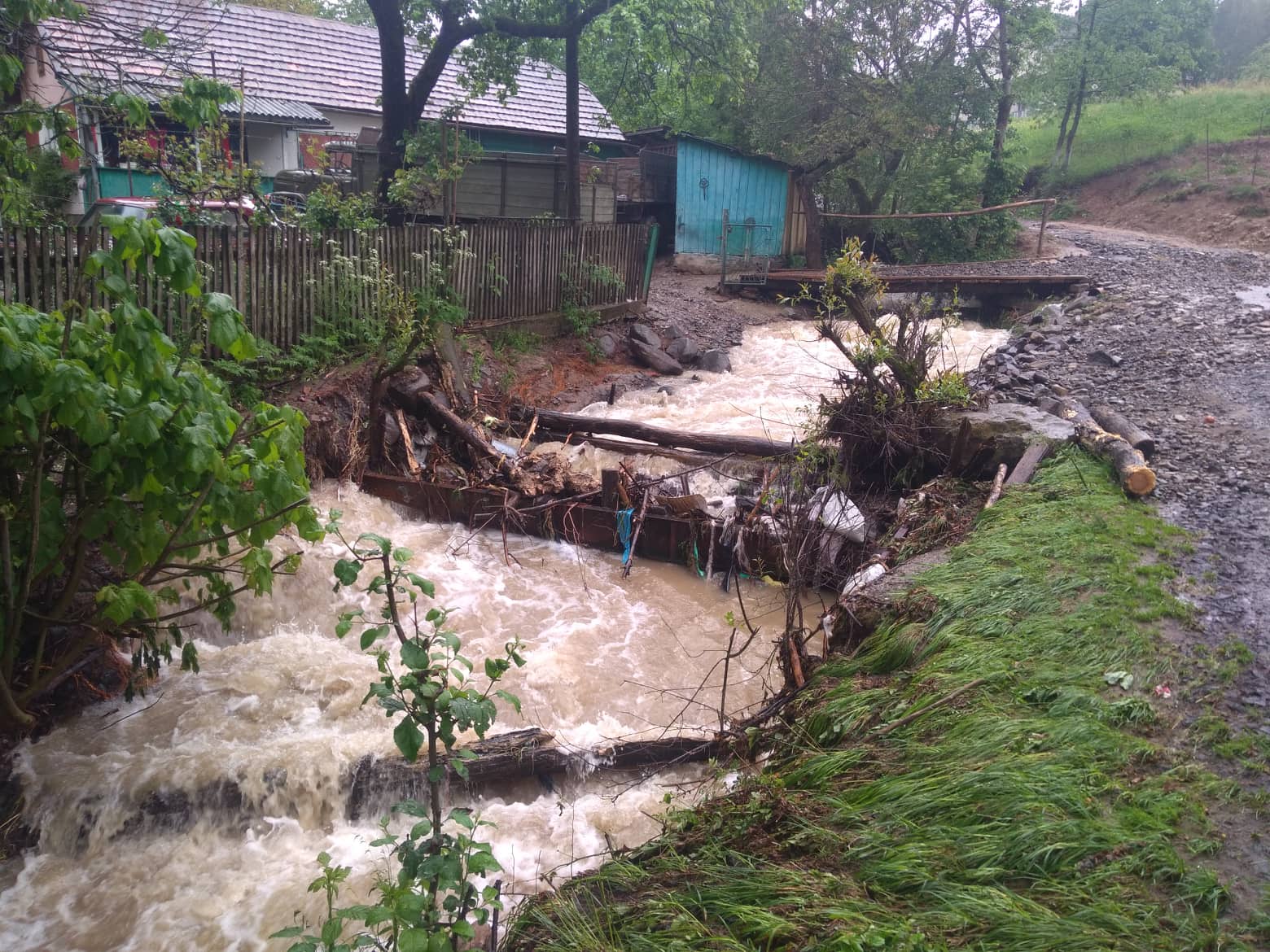 Погода на Закарпатті стрімко погіршується - майже 300 домогосподарств залишаються у полоні стихії (ФОТО)