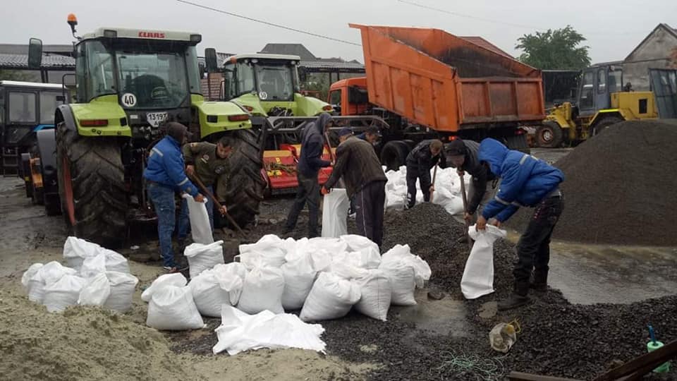 Десятки мішків та купи піску: у Мукачеві терміново розпочали підготовку до повені (ФОТО)