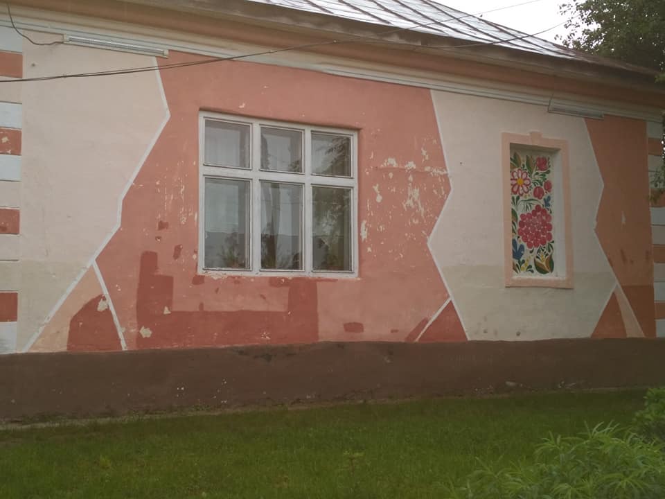 Ігри у болоті, несправні гойдалки та вікна забиті плівкою: на Ужгородщині виник скандал щодо однієї зі шкіл району (ФОТО)