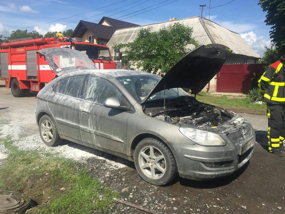 На Виноградівщині горіло легкове авто (ФОТО)