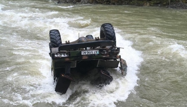 Рятувальникам вдалося відшукати всіх потерпілих, які зірвалися в річку у Карпатах (ФОТО)