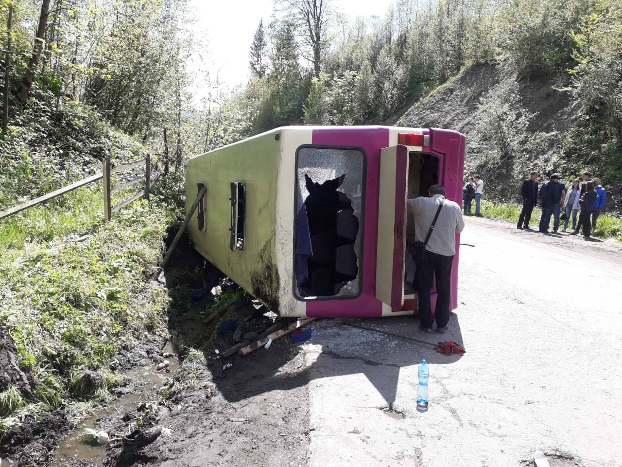 Одна людина загинула, двоє в лікарні: на Рахівщині перекинувся автобус з пасажирами