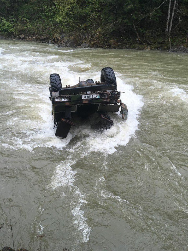 У Карпатах вантажівка, що перевозила людей впала в річку: доля шести осіб невідома (ФОТО)