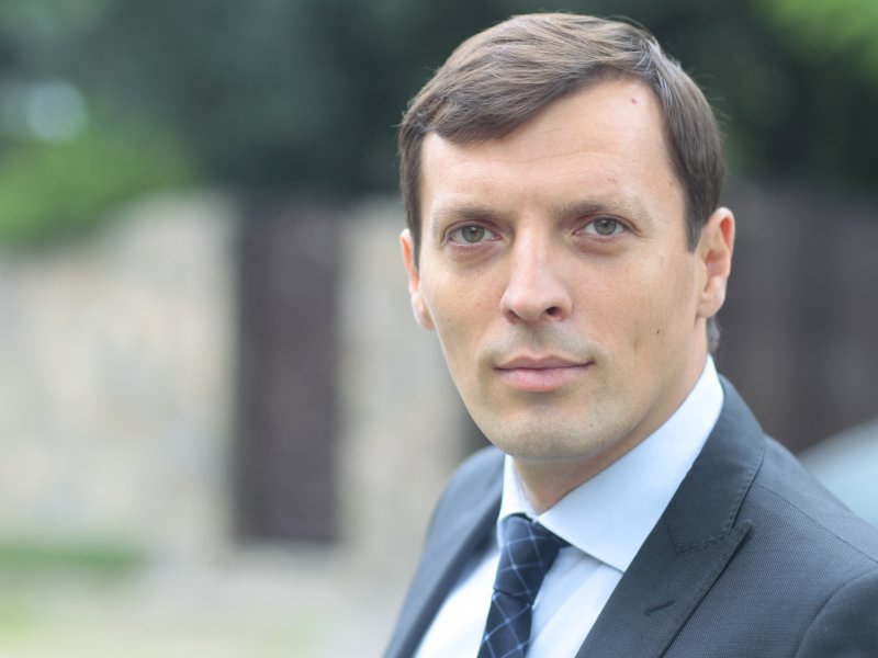 Іван Чубирко вітає голову Ужгородської міської організації партії “Опозиційна платформа — За життя” Андрія Погорєлова з днем народження