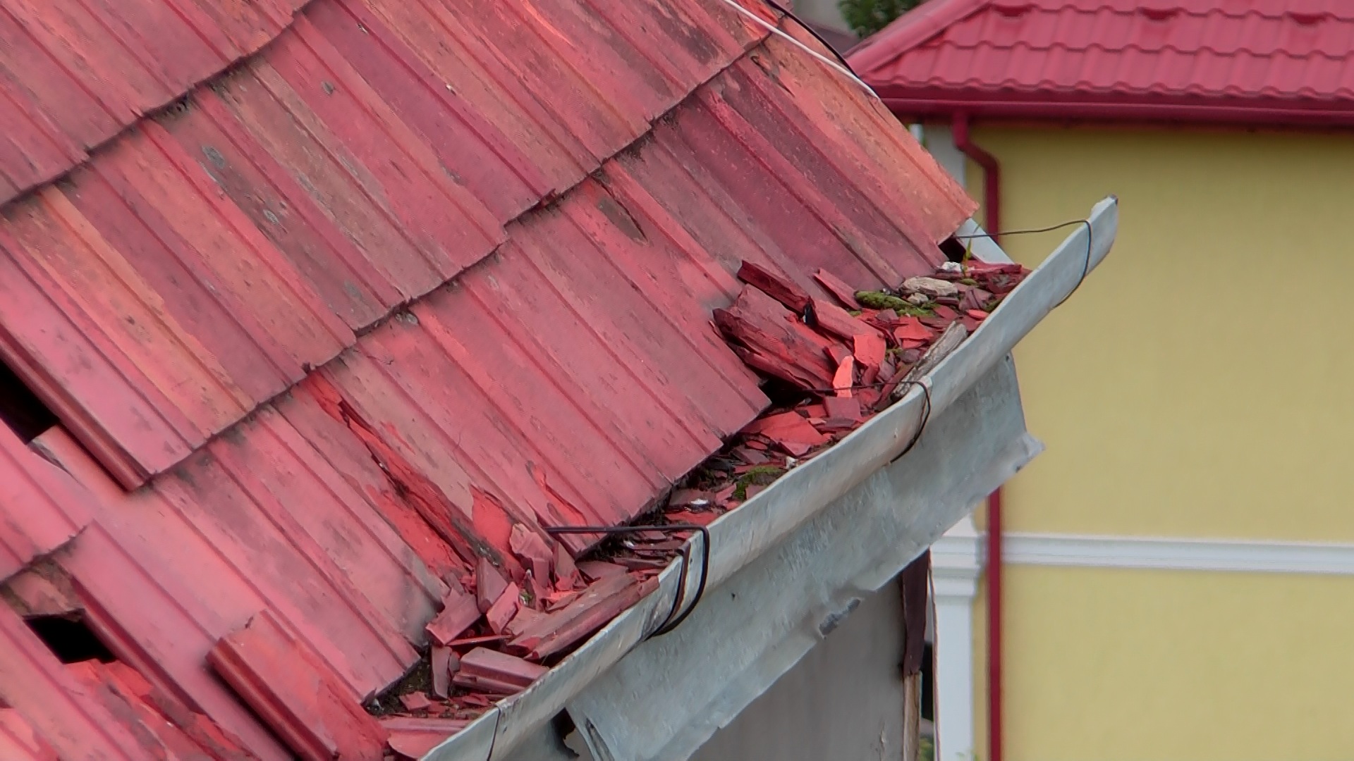 Аварійна черепиця у Росвигові: мукачівцям не ремонтують дах через заборгованість (ВІДЕО)