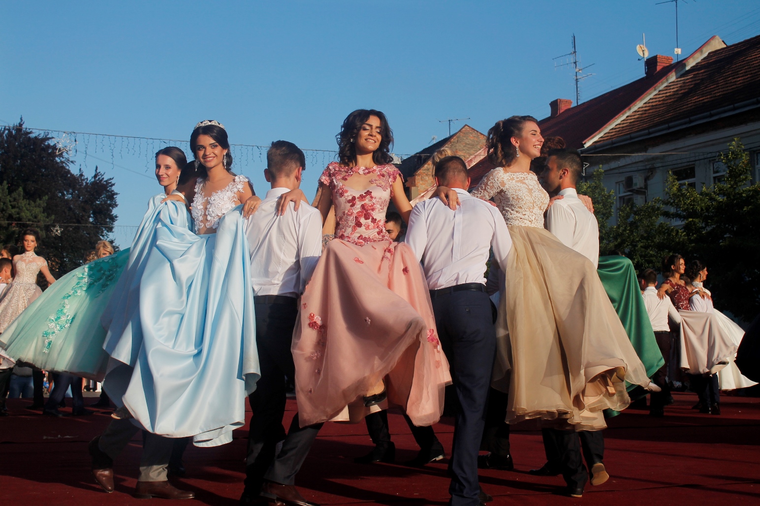 Вальс просто неба: у Мукачеві готуються до параду випускників
