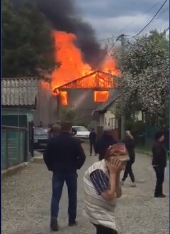 Масштабна пожежа у Рахові: відео з місця події (ВІДЕО)